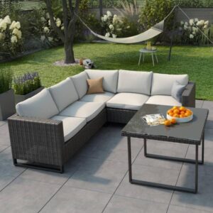 **Descrição do Produto: Sofá de Canto para Jardim 5 Lugares em Aço 62x68x126cm Cinza Noa Naterial**

- **Produto:** Sofá de Canto para Jardim
- **Quantidade de Lugares:** 5 lugares
- **Material da Estrutura:** Metal
- **Tipo do Material da Estrutura:** Aço
- **Material do Encosto:** Tecido
- **Tipo de Material do Encosto:** Poliéster
- **Material do Assento:** Tecido
- **Tipo de Material do Assento:** Poliéster
- **Assento Retrátil:** Não Retrátil
- **Cor:** Cinza
- **Tonalidade:** Cinza
- **Tonalidade do Assento:** Branco
- **Capacidade de Peso:** 160 kg
- **Acompanha Almofada:** Sim
- **Material da Almofada:** Tecido
- **Tipo de Material da Almofada:** Poliéster
- **Dimensões:** 62 cm (Altura) x 68 cm (Largura) x 126 cm (Profundidade)
- **Marca:** Naterial
- **Coleção:** Jardim Noa
- **Estilo:** Tradicional
- **Montagem:** Desmontado
- **Instruções de Montagem:** Manual de instruções incluído
- **Complexidade de Montagem:** Média; recomendado que mais de uma pessoa ajude
- **Áreas Indicadas:** Externas sem cobertura
- **Tipo de Áreas Indicadas:** Úmidas
- **Garantia do Fabricante:** 24 meses
- **Observações sobre a Garantia:** Cobre apenas defeitos de fabricação; não cobre mau uso.
- **Produto Acompanha Embalagem:** Sim
- **Atenção:** Não indicado para regiões com maresia ou contato direto com água. Não inclui mesa, apenas o sofá.

**Características e Funcionalidades:**

- **Design Atraente:** O Sofá Noa em cinza é ideal para embelezar jardins, quintais e outras áreas externas, oferecendo um toque de elegância ao espaço.
- **Versatilidade:** Embora projetado para uso externo, o sofá pode ser utilizado em ambientes internos, adaptando-se a diferentes estilos de decoração.
- **Durabilidade:** Fabricado com estrutura em aço e estofamento em tecido poliéster, o sofá é resistente ao uso contínuo, sendo ideal para áreas externas.
- **Facilidade de Limpeza:** As almofadas possuem zíper, permitindo que as capas sejam facilmente removidas e lavadas, facilitando a manutenção.
- **Montagem Descomplicada:** A montagem é simples, com manual detalhado que orienta o passo a passo, tornando o processo rápido e eficiente.
- **Dimensões Compactas:** Com 62 cm de altura, 68 cm de largura e 126 cm de profundidade, o sofá se adapta a diversos espaços sem ocupar muito área.
- **Capacidade Adequada:** Suporta até 160 kg, garantindo conforto e segurança para os usuários.

Esse sofá é uma escolha excelente para quem busca conforto, estilo e praticidade em ambientes externos, ideal para reuniões familiares ou momentos de lazer.