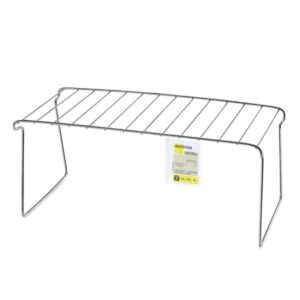 **Descrição do Produto: Organizador de Armário 33cm Aço Cromado Delinia**

**Informações Gerais:**
- **Produto:** Organizador de Armário
- **Marca:** Arthi
- **Linha:** Delinia
- **Cor:** Cromado (Cinza)

**Materiais:**
- **Material:** Metal
- **Tipo de Material:** Aço
- **Observação sobre o Material:** Aço Cromado, que confere maior resistência e durabilidade.

**Dimensões:**
- **Altura:** 13,80 cm
- **Largura:** 18,00 cm
- **Profundidade/Comprimento:** 33,00 cm
- **Espessura:** 1,50 mm
- **Dimensão Total:** 13,8 x 18 x 33 cm

**Peso:**
- **Peso do Produto:** 0,19 Kg

**Funcionalidade:**
- **Uso Indicado:** Ideal para organização de utensílios em armários, especialmente em cozinhas.
- **Modelo Compacto:** O design compacto permite a otimização do espaço, sendo ideal para ambientes pequenos.
- **Fácil Aplicação:** Produto pronto para uso, basta posicioná-lo em uma superfície e organizar os itens conforme necessário.

**Estética e Organização:**
- **Visual Clean:** A cor cromada proporciona um visual moderno e clean, combinando com diversas cores de móveis e decoração.
- **Facilidade de Limpeza:** Por ser feito de aço cromado, o organizador é fácil de limpar, mantendo a estética do ambiente.

**Garantia:**
- **Garantia do Fabricante:** 36 meses contra defeitos de fabricação.
- **Observações sobre a Garantia:** Não utilizar produtos abrasivos para a limpeza.

**Atendimento ao Cliente:**
- **Central de Atendimento Leroy Merlin:** Disponível das 08h às 19h, de segunda a sábado, exceto feriados.
- **WhatsApp:** (11) 4020-5376 (Capitais)
- **Telefone:** 4020-5376 (Capitais) / 0800-020-5376 (Demais regiões)

**Resumo:**
O Organizador de Armário Delinia da Arthi é uma solução prática e eficiente para quem busca otimização e organização na cozinha. Com suas dimensões compactas e material resistente, ele é ideal para separar e facilitar o acesso aos utensílios do dia a dia, proporcionando um ambiente mais limpo e sofisticado.