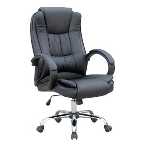 Cadeira de escritório ergonômica com design moderno, estofada em couro sintético na cor preta, proporcionando um visual sofisticado e contemporâneo. A estrutura da cadeira é construída em metal, com acabamento cromado na base, conferindo robustez e durabilidade ao produto. Dimensões: a cadeira apresenta uma altura do assento ajustável entre 45 cm e 55 cm, permitindo adequação a diferentes alturas de mesa. O encosto é alto, medindo aproximadamente 70 cm de altura, proporcionando suporte adequado para as costas e pescoço. O assento possui acolchoamento de espuma densa, garantindo conforto durante longos períodos de uso. Os braços laterais são acolchoados e projetados para oferecer suporte adicional. A base conta com cinco rodízios, permitindo mobilidade e facilidade de movimentação. A cadeira possui um mecanismo de ajuste de altura a gás, que possibilita o controle preciso da altura do assento. Além disso, apresenta uma função de inclinação que pode ser travada, permitindo um reclínio confortável durante as pausas no trabalho. A combinação do couro sintético e das costuras bem definidas não só contribui para a estética do produto, mas também para sua manutenção, uma vez que o material é fácil de limpar. Ideal para ambientes de escritório, home office ou salas de reunião, esta cadeira é uma escolha perfeita para quem busca conforto e estilo em um só produto.