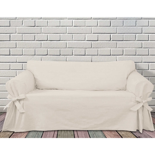 Sofá com capa removível, apresenta um design elegante e funcional, ideal para modernizar a decoração de ambientes. **Características Físicas:** - **Material:** Confeccionado em tecido de algodão, proporcionando maciez e conforto ao toque. A capa é facilmente removível para lavagem. - **Cor:** Disponível em um tom neutro de branco, que se integra facilmente a diferentes paletas de cores e estilos de decoração. - **Dimensões:** Aproximadamente 180 cm de largura, 90 cm de profundidade e 85 cm de altura, adequado para espaços pequenos e médios. - **Design:** Apresenta braços largos e uma estrutura arrojada, com um acabamento que inclui laços laterais, trazendo um toque de charme. **Aspectos Técnicos:** - **Estrutura:** Construído com estrutura em madeira de alta resistência, proporcionando durabilidade e suporte adequado. - **Conforto:** Almofadas de assento e encosto com espuma de alta densidade, garantindo conforto durante longos períodos de uso. - **Capa:** A capa possui fechos com laços, permitindo um melhor ajuste ao formato do sofá e evitando deslocamentos. **Funcionalidade:** - **Versatilidade:** A capa removível facilita a manutenção, permitindo que o sofá se mantenha limpo e livre de manchas. - **Estilo:** O design sóbrio torna-o uma peça coringa que pode ser adaptada a diferentes ambientes, desde salas de estar até quartos. - **Manutenção:** Pode ser lavado em máquina, aumentando a praticidade e a higiene do produto. Este sofá se destaca não apenas pela estética, mas também pela funcionalidade e pela facilidade de manutenção, tornando-o ideal para famílias que buscam conforto sem abrir mão do estilo.